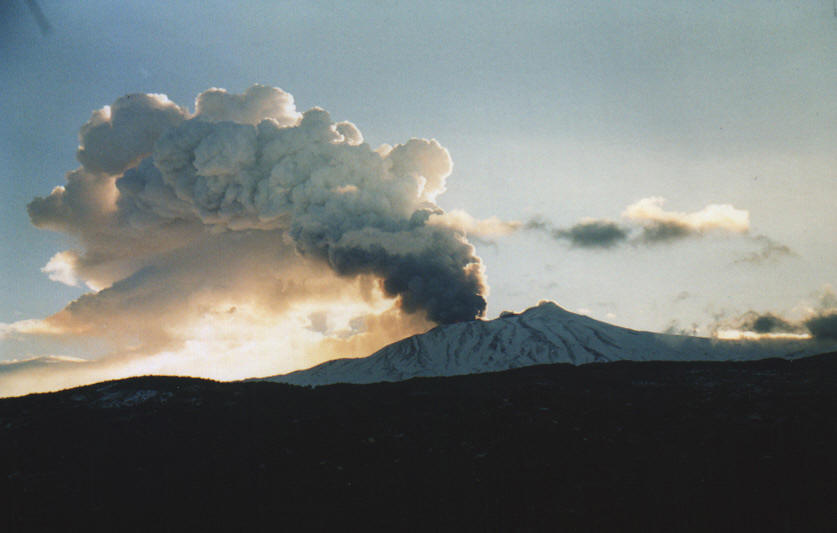 Etna, nuova eruzione: chiuso aeroporto di Catania$
